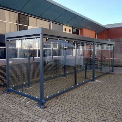 Rookoverkapping Myla 229 De prefab levering van de Myla rookabri zorgt ervoor dat de overkapping snel en eenvoudig geplaatst kan worden, zonder dat er ingewikkelde montage nodig is.